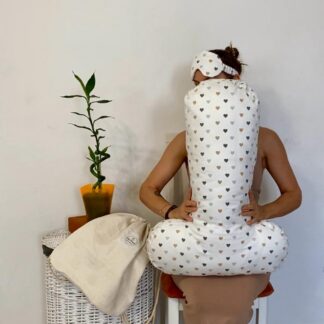 Біла подушка з маленькими сердечками