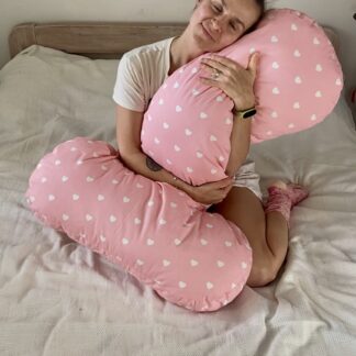 Рожева подушка з маленькими сердечками